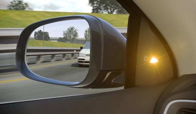 レーンチェンジをする際、サイドミラーの死角に他車がいた場合に、点灯して車両の存在を知らせる「ブラインドスポットインフォメーション・システム」