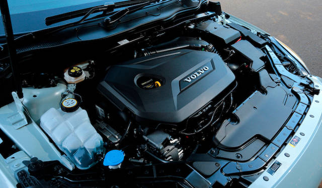 エンジンは1.6リッター直列4気筒ターボ。132kW（180ps）の最高出力を5,700rpmで、240Nm（24.5kgm）の最大トルクは1,600-5,000rpm