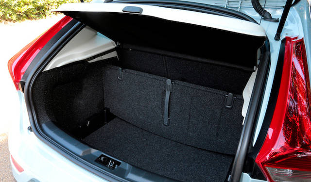 容量は335-1,032リットルのラゲッジだが、フロアは下に隠しスペースがあるほか、折りたたんでフック付に荷物をぶら下げることもできる