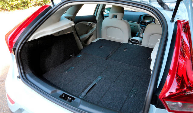リヤシートを倒せばフラットになるラゲッジルーム。ラゲッジフロアを倒したリアシートの上に、保護カバーとしてのせることもできる