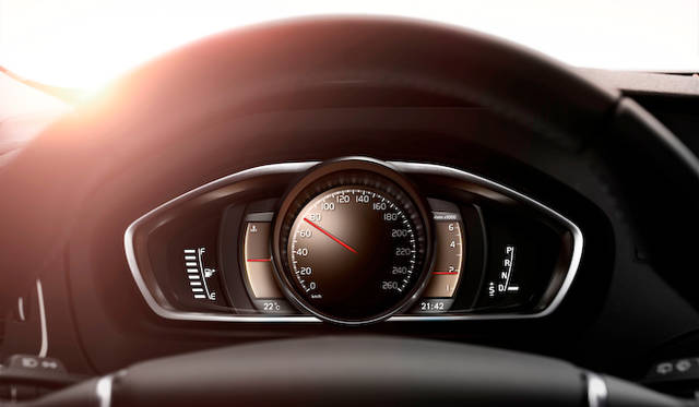 標準的なEleganceモード。アナログメーター風のスピードメーターを中心として、エンジン温度計、回転計が左右に表示される