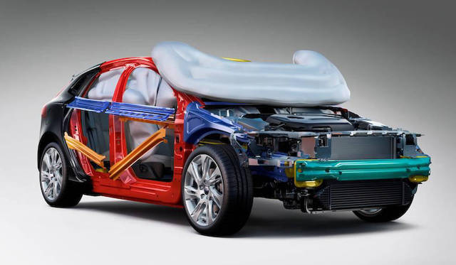 V40の車体構造　赤がウルトラ高張力鋼、青が高張力鋼、緑がアルミニウムのパーツとなる