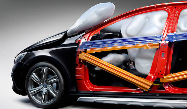 V40の車体構造　サイドのオレンジ色の部分は極超高張力鋼製