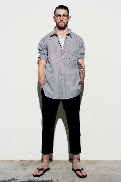 <strong>SOPHNET.｜ソフネット</strong>　2013春夏コレクション　シャツ2万2050円、タンクトップ4200円、パンツ3万450円、サンダル2万4150円