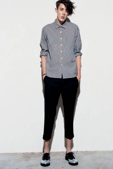 <strong>SOPHNET.｜ソフネット</strong>　2013春夏コレクション　シャツ2万5200円、パンツ3万450円、シューズ7万1400円