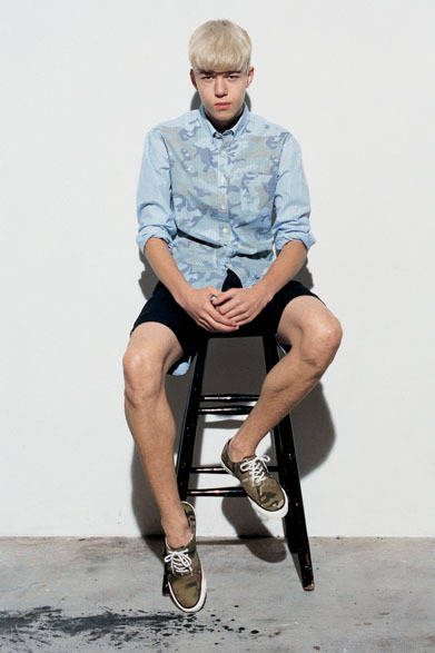 <strong>SOPHNET.｜ソフネット</strong>　2013春夏コレクション　シャツ2万5200円、ショートパンツ2万9400円、シューズ1万4700円