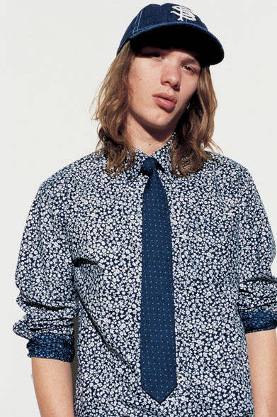 <strong>SOPHNET.｜ソフネット</strong>　2013春夏コレクション　シャツ2万4150円、ネクタイ1万2600円、キャップ8400円