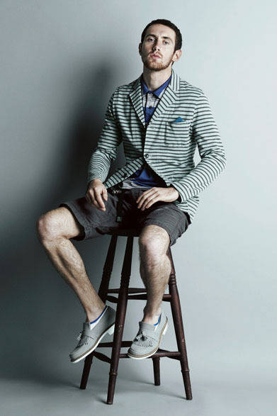 <strong>uniform experiment｜ユニフォーム・エクスペリメント</strong>　ジャケット4万4100円、ポロシャツ1万4700円、ショートパンツ1万8900円、カラビナ3万9900円、ソックス2100円、シューズ2万2050円