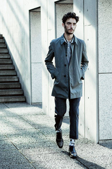 <strong>uniform experiment｜ユニフォーム・エクスペリメント</strong>　コート5万4150円、シャツ1万7850円、スラックス3万4650円、ソックス3150円、シューズ7万3500円