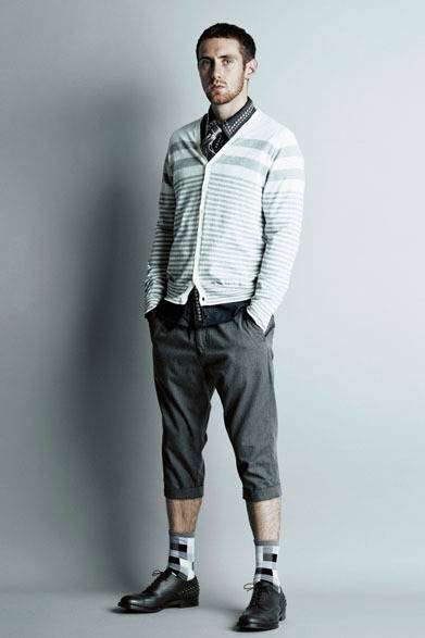 <strong>uniform experiment｜ユニフォーム・エクスペリメント</strong>　カーディガン2万8350円、シャツ3万3600円、パンツ2万3100円、ネクタイ1万2600円、ソックス3150円、シューズ7万3500円