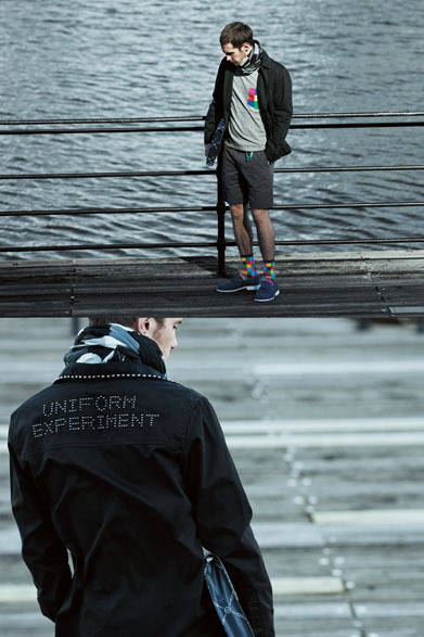 <strong>uniform experiment｜ユニフォーム・エクスペリメント</strong>　シャツ3万3600円、ストール3万9900円、Tシャツ1万500円、ショートパンツ2万4150円、カラビナ4200円、ソックス3150円、シューズ2万2050円、バッグ2万4150円