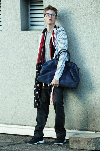 <strong>uniform experiment｜ユニフォーム・エクスペリメント</strong>　パーカ2万5200円、Tシャツ1万2600円、パンツ2万9400円、ストール3万3600円、シューズ2万2050円、バッグ2万9400円、メガネ4万2000円