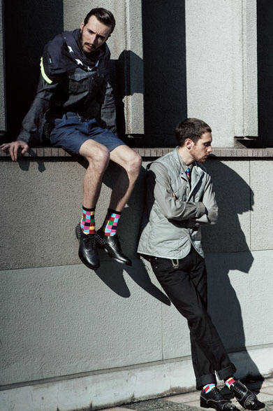 <strong>uniform experiment｜ユニフォーム・エクスペリメント</strong>　左／カーディガン3万450円、シャツ2万8350円、ショートパンツ2万7300円、ソックス3150円、シューズ7万3500円、右／ベスト2万7300円、シャツ2万4150円、ジーンズ2万4150円、ネクタイ1万2600円、カラビナ4200円、ソックス3150円、シューズ7万3500円