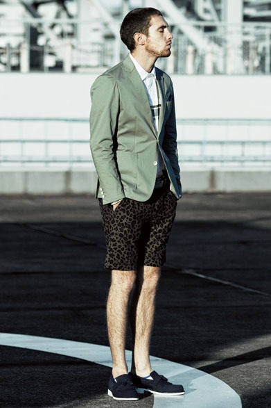 <strong>uniform experiment｜ユニフォーム・エクスペリメント</strong>　ジャケット4万7250円、シャツ2万6250円、パンツ1万9950円、ソックス2100円、シューズ2万2050円