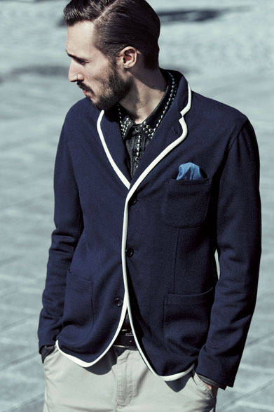 <strong>uniform experiment｜ユニフォーム・エクスペリメント</strong>　ジャケット4万4100円、シャツ3万3600円、パンツ2万7300円