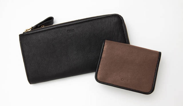 <strong>Chloé｜クロエ</strong>　メンズ向けコレクション“Lucky Men Collection”　左／ロングジップウォレット4万9350円、右／カードケース2万3100円