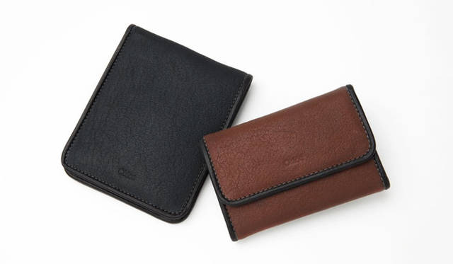 <strong>Chloé｜クロエ</strong>　メンズ向けコレクション“Lucky Men Collection”　左／二つ折りウォレット3万9900円、右／キーケース2万9400円
