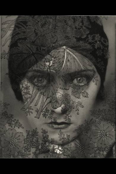 日程│1月26日（土）～4月7日（日）　※毎週月曜休館<br />時間│10:00～18:00<br />会場│世田谷美術館<br />東京都世田谷区砧公園1-2<br />Tel.03-3415-6011<br />観覧料│一般1000円、65歳以上・大高生800円、中小生500円<br /><br /><br />《女優グロリア・スワンソン》 1924 年 | ゼラチン・シルバー・プリント | © 1924 Condé Nast Publications