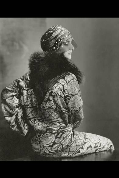 日程│1月26日（土）～4月7日（日）　※毎週月曜休館<br />時間│10:00～18:00 ※入場は17:30まで<br />会場│世田谷美術館<br />東京都世田谷区砧公園1-2<br />Tel.03-3415-6011<br />観覧料│一般1000円、65歳以上・大高生800円、中小生500円<br /><br /><br />《シュザンヌ・タルボットの黒いチュールのヘッド・ドレスと、黒いキツネの襟つきブロケード・コートをまとうモデル》 1925 年 | ゼラチン・シルバー・プリント | © 1925 Condé Nast Publications