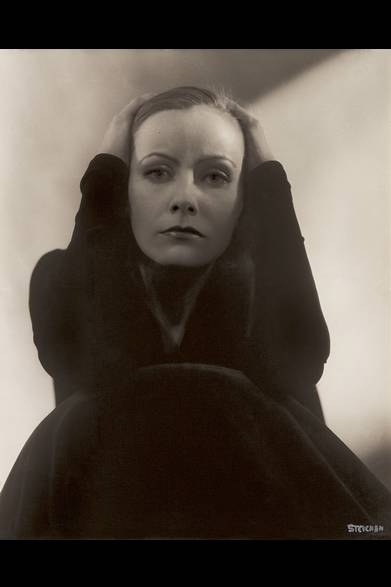 日程│1月26日（土）～4月7日（日）　※毎週月曜休館<br />時間│10:00～18:00 ※入場は17:30まで<br />会場│世田谷美術館<br />東京都世田谷区砧公園1-2<br />Tel.03-3415-6011<br />観覧料│一般1000円、65歳以上・大高生800円、中小生500円<br /><br /><br />《グレタ・ガルボ》 1929 年 | ゼラチン・シルバー・プリント | © 1929 Condé Nast Publications