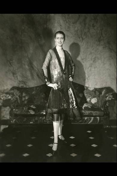 日程│1月26日（土）～4月7日（日）　※毎週月曜休館<br />時間│10:00～18:00 ※入場は17:30まで<br />会場│世田谷美術館<br />東京都世田谷区砧公園1-2<br />Tel.03-3415-6011<br />観覧料│一般1000円、65歳以上・大高生800円、中小生500円<br /><br /><br />《シェリュイのドレスを着たマリオン・モアハウス、コンデ・ナストのアパートメントにて》 1927 年 | ゼラチン・シルバー・プリント |© 1927 Condé Nast Publications