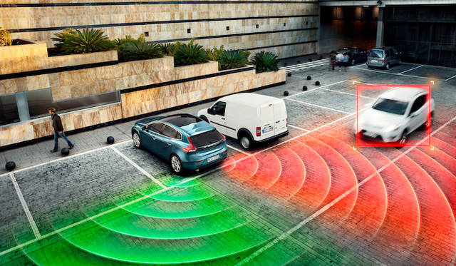 クロストラフィックアラートは出庫時などに、後方の死角から迫るクルマや人を検知する