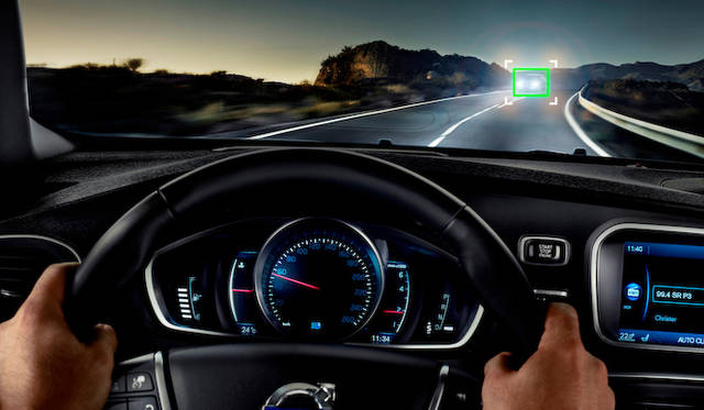 対向車をハイビームで幻惑しないように、ビームを調節する アクティブハイビーム