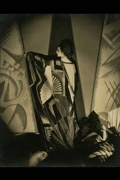 日程│1月26日（土）～4月7日（日）　※毎週月曜休館<br />時間│10:00～18:00 ※入場は17:30まで<br />会場│世田谷美術館<br />東京都世田谷区砧公園1-2<br />Tel.03-3415-6011<br />観覧料│一般1000円、65歳以上・大高生800円、中小生500円<br /><br /><br />《アール・デコふうの大判スカーフをまとうタマリス》 1925 年 | ゼラチン・シルバー・プリント | © 1925 Condé Nast Publications