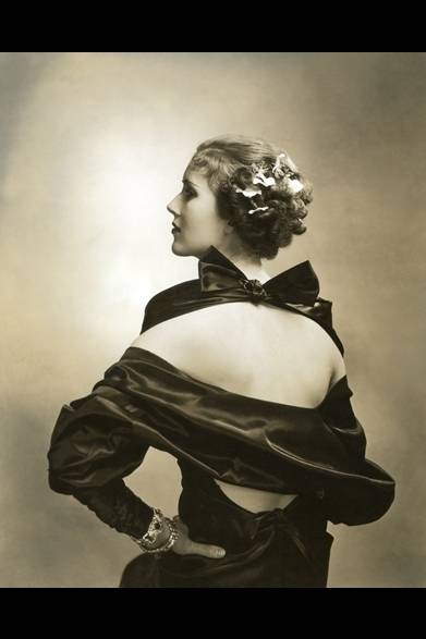 日程│1月26日（土）～4月7日（日）　※毎週月曜休館<br />時間│10:00～18:00 ※入場は17:30まで<br />会場│世田谷美術館<br />東京都世田谷区砧公園1-2<br />Tel.03-3415-6011<br />観覧料│一般1000円、65歳以上・大高生800円、中小生500円<br /><br /><br />《女優メアリー・ヘバーデン》 1935 年 | ゼラチン・シルバー・プリント | © 1935 Condé Nast Publications