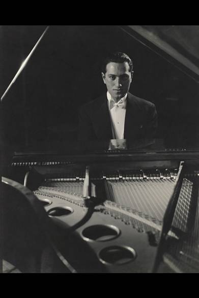 日程│1月26日（土）～4月7日（日）　※毎週月曜休館<br />時間│10:00～18:00 ※入場は17:30まで<br />会場│世田谷美術館<br />東京都世田谷区砧公園1-2<br />Tel.03-3415-6011<br />観覧料│一般1000円、65歳以上・大高生800円、中小生500円<br /><br /><br />《作曲家ジョージ・ガーシュイン》 1931 年 | ゼラチン・シルバー・プリント | © 1931 Condé Nast Publications