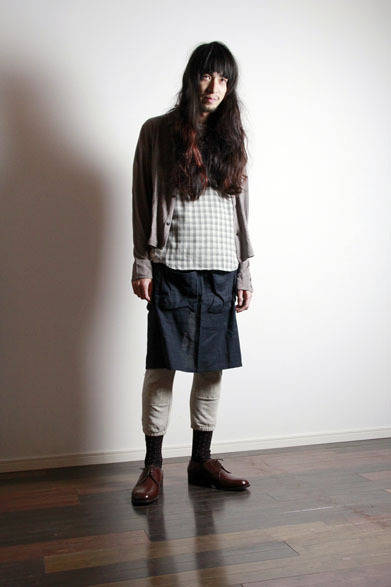 <strong>3D soft texture decorative construction art｜スリーディー ソフト テクスチャ デコラティブ コンストラクション アート</strong>　2013春夏コレクション　FORTBOY SHIRT 2万7300円、HOLLAND SHIRT 1万9950円、GOYATHLAY EPRON 9450円、ATELIER SWEAT PANTS 2万9400円