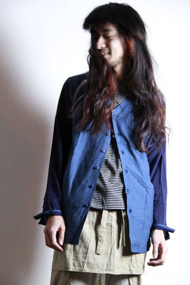 <strong>3D soft texture decorative construction art｜スリーディー ソフト テクスチャ デコラティブ コンストラクション アート</strong>　2013春夏コレクション　FAKE HENRY SHIRT 2万5200円、BORDER TAPE TEE 1万3650円、GOYATHLAY EPRON 9450円、CROOK EPRON　9450円、ATELIER SWEAT PANTS 2万2050円