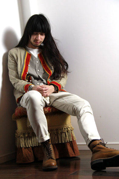 <strong>3D soft texture decorative construction art｜スリーディー ソフト テクスチャ デコラティブ コンストラクション アート</strong>　2013春夏コレクション　COSTUME JKT 3万3600円、FAKE HENRY SHIRT 2万5200円、ATELIER STRETCH PANTS 2万9400円