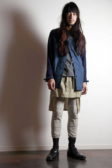 <strong>3D soft texture decorative construction art｜スリーディー ソフト テクスチャ デコラティブ コンストラクション アート</strong>　2013春夏コレクション　FAKE HENRY SHIRT 2万5200円、BORDER TAPE TEE 1万3650円、GOYATHLAY EPRON 9450円、CROOK EPRON　9450円、ATELIER SWEAT PANTS 2万2050円