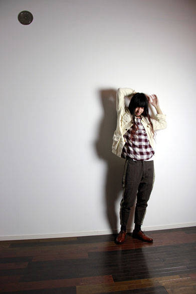 <strong>3D soft texture decorative construction art｜スリーディー ソフト テクスチャ デコラティブ コンストラクション アート</strong>　2013春夏コレクション　FRENCH LINEN JKT（3D ART × LITTLE VINTAGE）2万9400円、WESTERN HENRY SHIRT 1万8900円、CYCLE PANTS 2万9400円