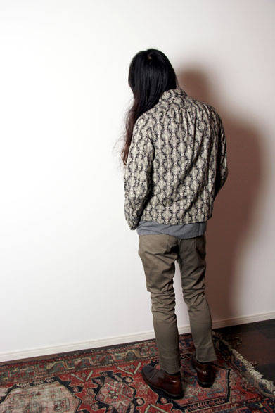 <strong>3D soft texture decorative construction art｜スリーディー ソフト テクスチャ デコラティブ コンストラクション アート</strong>　2013春夏コレクション　SIERRA MADRE JKT 3万9900円、ATELIER STRETCH PANTS 2万9400円