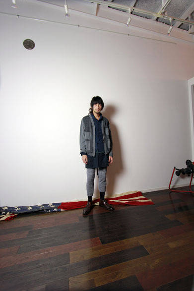 <strong>3D soft texture decorative construction art｜スリーディー ソフト テクスチャ デコラティブ コンストラクション アート</strong>　2013春夏コレクション　HOUNDSTOOTH CARDIGAN 3万9900円、FORTBOY SHIRT 2万7300円、CROOK EPRON 9450円