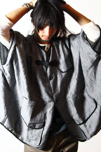 <strong>3D soft texture decorative construction art｜スリーディー ソフト テクスチャ デコラティブ コンストラクション アート</strong>　2013春夏コレクション　HUNTING PONCHO 3万1500円、ATELIER STRETCH PANTS 2万9400円