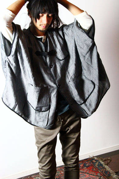 <strong>3D soft texture decorative construction art｜スリーディー ソフト テクスチャ デコラティブ コンストラクション アート</strong>　2013春夏コレクション　HUNTING PONCHO 3万1500円、ATELIER STRETCH PANTS 2万9400円