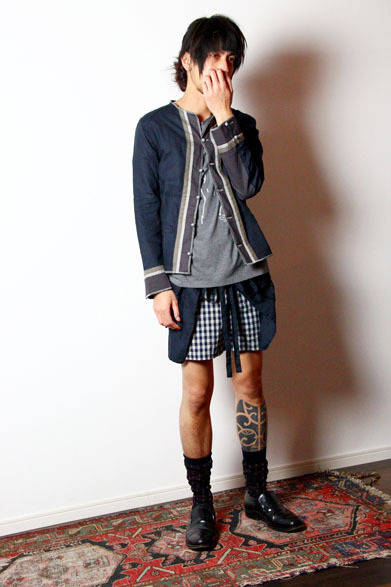 <strong>3D soft texture decorative construction art｜スリーディー ソフト テクスチャ デコラティブ コンストラクション アート</strong>　2013春夏コレクション　COSTUME JKT 3万3600円、JC&JL T-SHIRT 7875円、CROOK EPRON 9450円