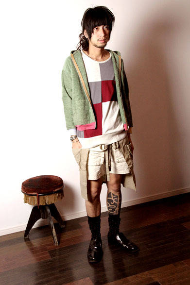 <strong>3D soft texture decorative construction art｜スリーディー ソフト テクスチャ デコラティブ コンストラクション アート</strong>　2013春夏コレクション　PILE HOOD（3D ART × LITTLE VINTAGE）1万8900円、MONDRIAN KNIT 2万2050円、GOYATHLAY EPRON 9450円、FRENCH LINEN SHORTS（3D ART × LITTLE VINTAGE) 1万8900円