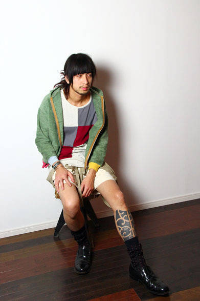 <strong>3D soft texture decorative construction art｜スリーディー ソフト テクスチャ デコラティブ コンストラクション アート</strong>　2013春夏コレクション　PILE HOOD（3D ART × LITTLE VINTAGE）1万8900円、MONDRIAN KNIT 2万2050円、GOYATHLAY EPRON 9450円、FRENCH LINEN SHORTS（3D ART × LITTLE VINTAGE) 1万8900円