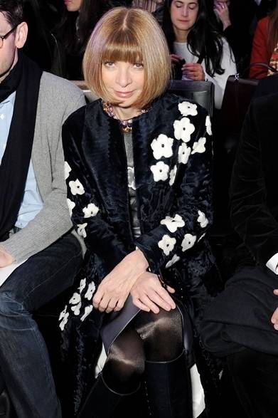 <strong>Anna Wintour｜アナ・ウィンター</strong><br /><br />2013年秋冬マルベリーのフロントローに現れたアメリカ版『ヴォーグ』の編集長アナ・ウィンター。