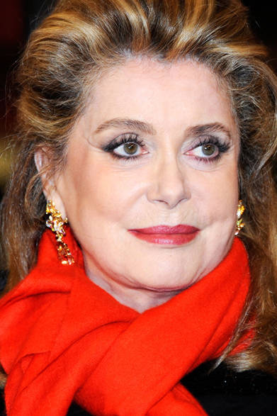 <strong>Anna Wintour｜アナ・ウィンター</strong><br /><br />2013年秋冬マルベリーのフロントローに現れたアメリカ版『ヴォーグ』の編集長アナ・ウィンター。