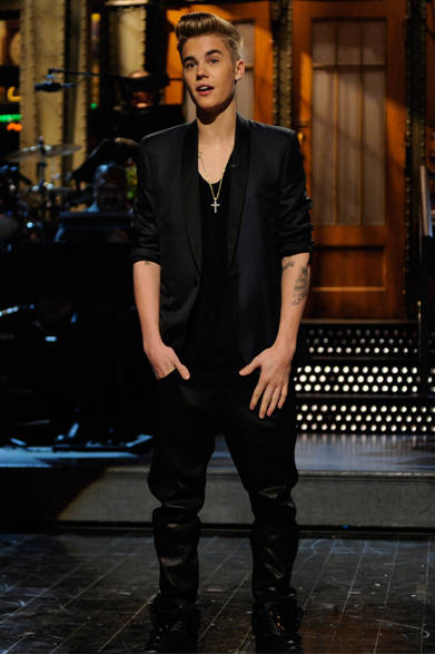 <strong>Anna Wintour｜アナ・ウィンター</strong><br /><br />2013年秋冬マルベリーのフロントローに現れたアメリカ版『ヴォーグ』の編集長アナ・ウィンター。