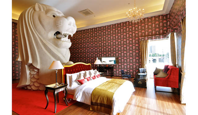 世界各地でさまざまなアート・プロジェクトを手がけている西野氏だが、その代表作のひとつと言えるのが、2011年のシンガポールビエンナーレに出展した<strong>「マーライオン・ホテル」</strong>だ（ギャラリーNo.21につづく）<br />Tatzu Nishi The Merlion Hotel, 2011, Marina Bay, Singapore<br />Photo: Yusuke Hattori, Courtesy of the artist and ARATANIURANO