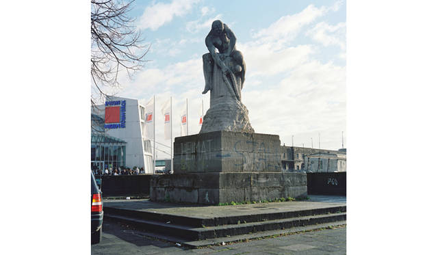 1997年、西野氏ははじめて“屋外で石像のモニュメントを囲む”というスタイルのインスタレーション<strong>「obdach」</strong>を試みる。そのときに対象となった石像のモニュメント「Der Tauzieher」<br />Tazro Niscino obdach, 1997, Cologne, Germany<br />(Sculpture: Der Tauzieher, 1908, Nikolaus Friedrich)<br />Photo by Detlef Ritz, Courtesy of the artist and ARATANIURANO