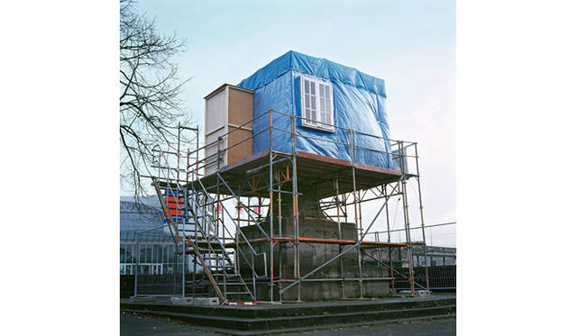<strong>「obdach」</strong> Tazro Niscino obdach, 1997, Cologne, Germany<br />Photo by Carsten Gliese, Courtesy of the artist and ARATANIURANO