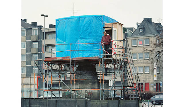 <strong>「obdach」</strong> Tazro Niscino obdach, 1997, Cologne, Germany<br />Photo by Carsten Gliese, Courtesy of the artist and ARATANIURANO