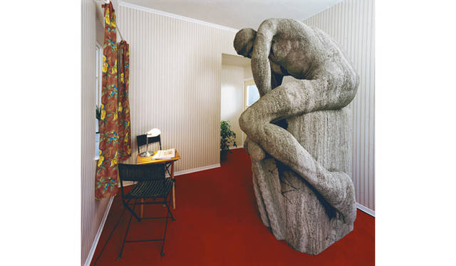 <strong>「obdach」</strong> Tazro Niscino obdach, 1997, Cologne, Germany<br />(Sculpture: Der Tauzieher, 1908, Nikolaus Friedrich) <br />Photo by Carsten Gliese, Courtesy of the artist and ARATANIURANO